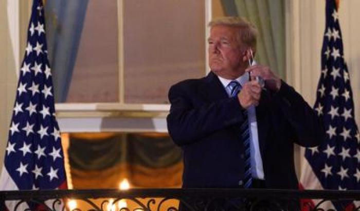 La politica è gestualità, Trump torna alla Casa Bianca e si toglie la mascherina in diretta
