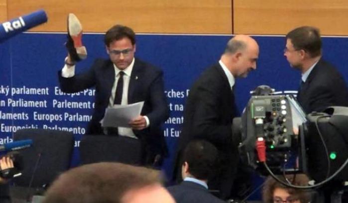 Ciocca colpesta con una scarpa i documenti di Moscovici