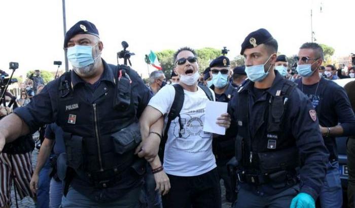 Manifestante al sit-in negazionista