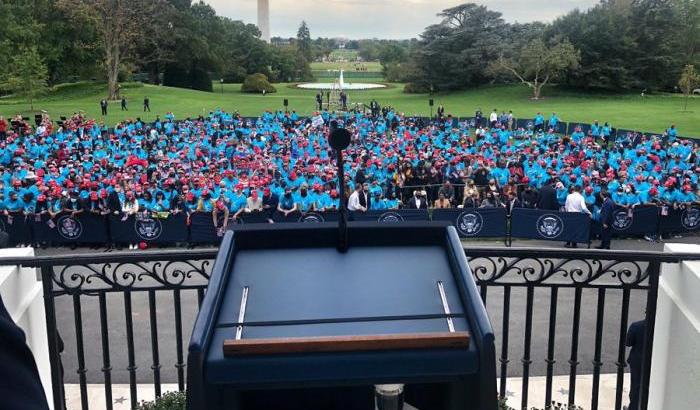 000581FB-folla-senza-distanziamento-al-comizio-di-trump Folla senza distanziamento al comizio di Trump