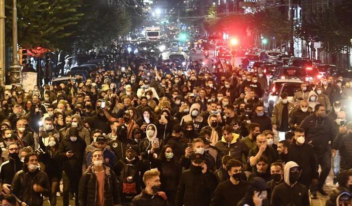 Proteste a Napoli contro le chiusure per il Covid
