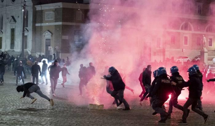Proteste e scontri in Piazza del Popolo a Roma
