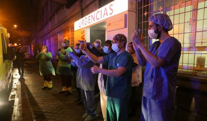 "El Pais" analizza tre scenari: come si diffonde il virus a casa, al bar o a scuola