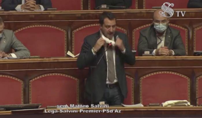 Salvini, il campione di assenteismo, accusa Conte (senza mascherina): "Noi qui a lavorare e lui in televisione"