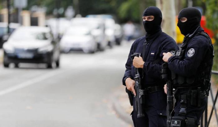 Un uomo armato che gridava "Allah Akbar" è stato ucciso dalla polizia ad Avignone