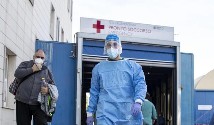 Covid, una strage al giorno: altri 217 morti, su anche contagi e ricoveri