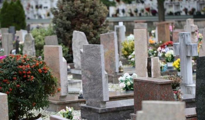 L'Unità di crisi della Campania: "Chiudere i cimiteri l'1 e il 2 novembre"