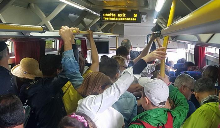 0005869E-bus-affollati Bus affollati