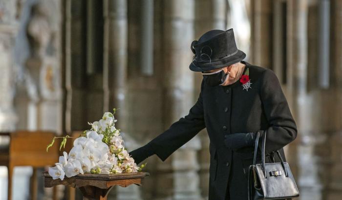 Regina Elisabetta con la mascherina