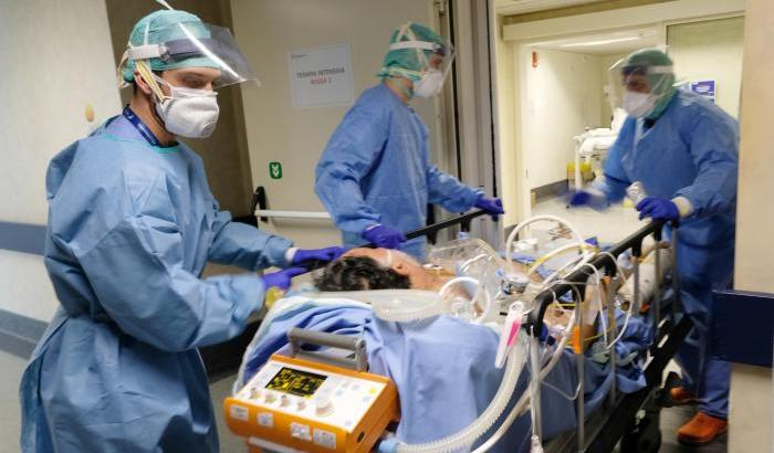 Mentre la terza ondata impazza superati i 100 mila morti per il Covid
