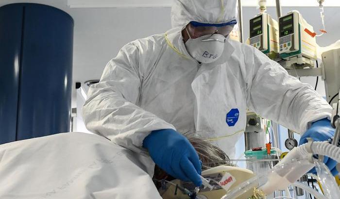 La preoccupazione dei medici: "Ospedali ancora sovraccarichi, non allentare le misure"