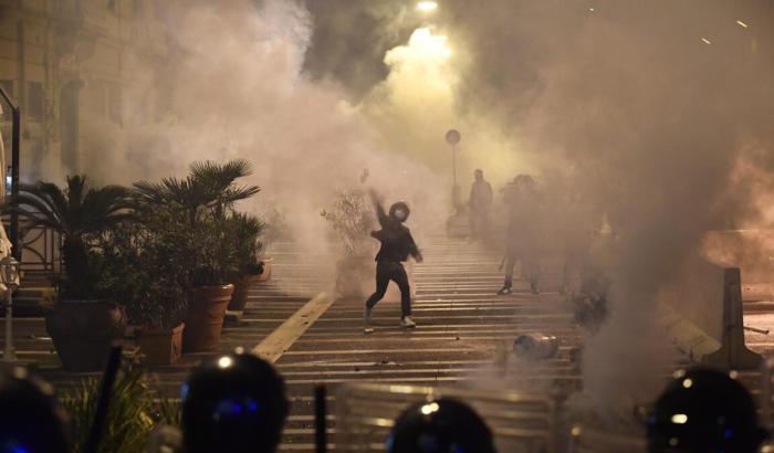 Infiltrazioni camorriste e fasciste negli scontri di Napoli: nove persone indagate dalla Direzione antimafia