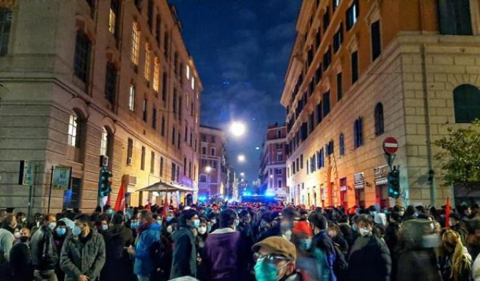 Cinema Palazzo, corteo di 2000 persone a San Lorenzo: scontri con la polizia