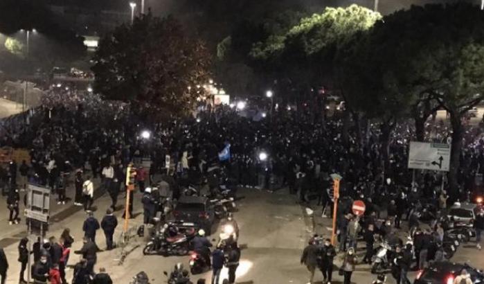 Assembramenti a Napoli per la morte di Maradona