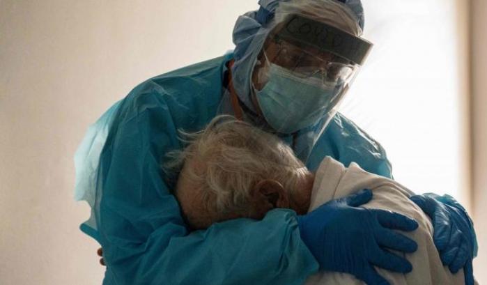 Medico abbraccia paziente in un ospedale del Texas