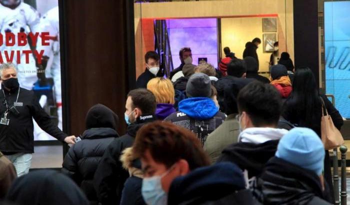 Sabato di resse per lo shopping alla faccia del Covid