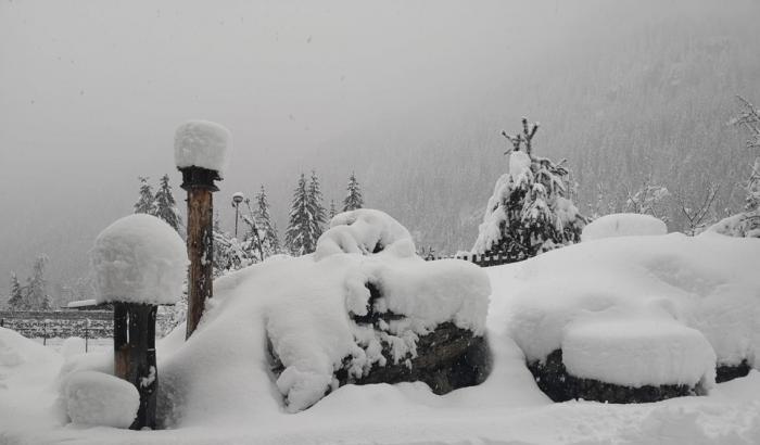 Pericolo valanghe sulle Dolomiti e il fiume Panaro rompe gli argini, evacuazioni nel Modenese