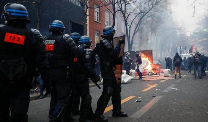 00058E1E-scontri-nelle-manifestazioni-a-parigi Scontri nelle manifestazioni a Parigi