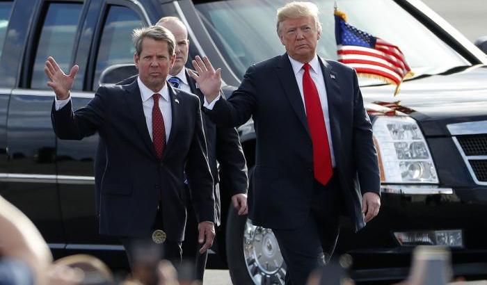 Il governatore della Georgia, Brian Kemp con Donald Trump