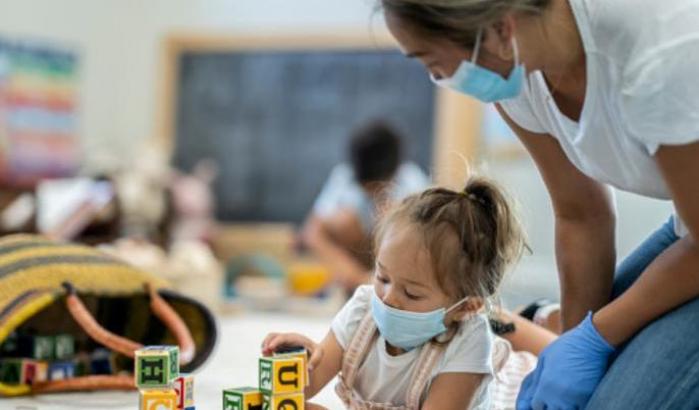 Maestra con la mascherina