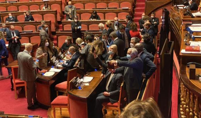 000590B9-i-senatori-della-lega-occupano-i-banchi-del-governo-al-senato I senatori della Lega occupano i banchi del governo al Senato