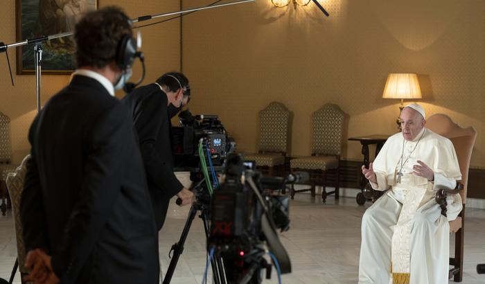 Papa Francesco sul set della nuova serie Netflix