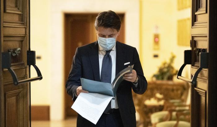 Natale e Capodanno in zona rossa: si sta a casa, massimo due ospiti non conviventi