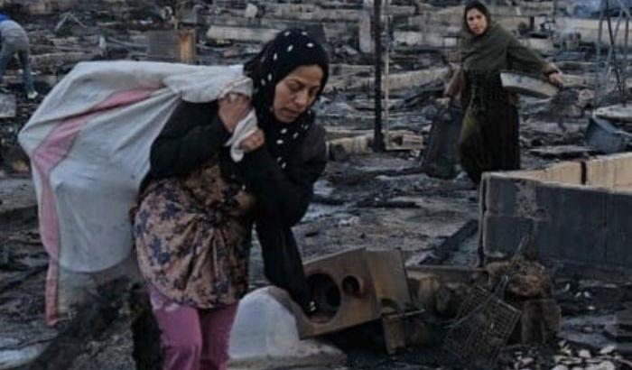 Il campo informale di Bhannine, nel nord del Libano dato alle fiamme