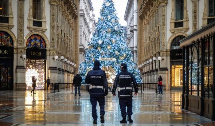 Il sondaggio: un italiano su due pronto a denunciare veglioni o assembramenti illegali