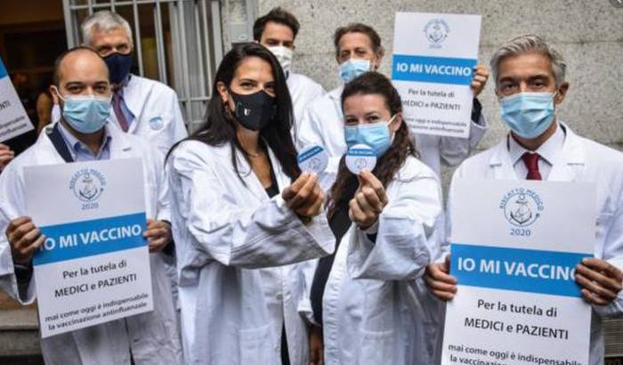 L'ordine dei medici: "Essere no-vax è incompatibile con la professione, si può essere radiati"