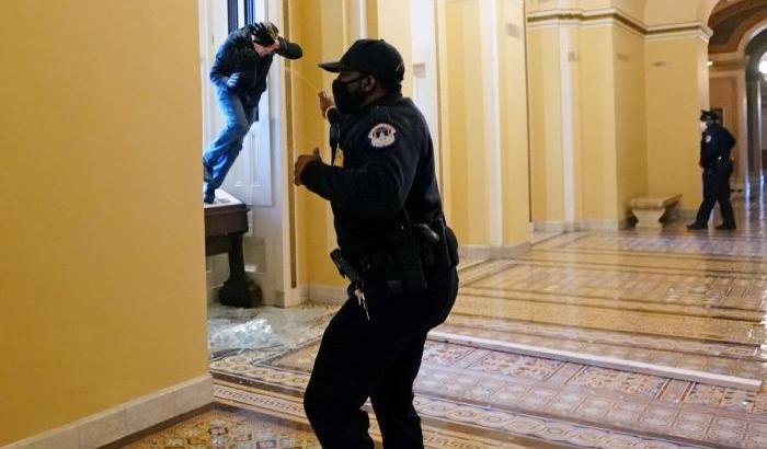000594AC-assalto-dei-nazisti-trumpiani-a-capitol-hill Assalto dei nazisti trumpiani a Capitol HIll