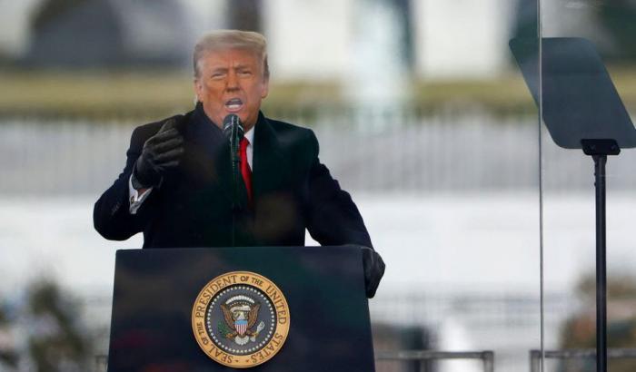 Chiese di imbrogliare sui voti: ora Trump è formalmente sotto inchiesta penale in Georgia