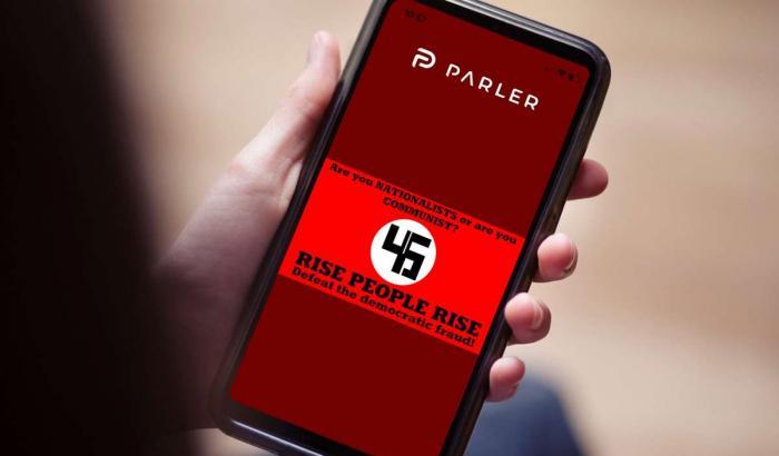 Parler, la app più usata dai razzisti torna operativa: "Non abbiamo più bisogno della big tech"