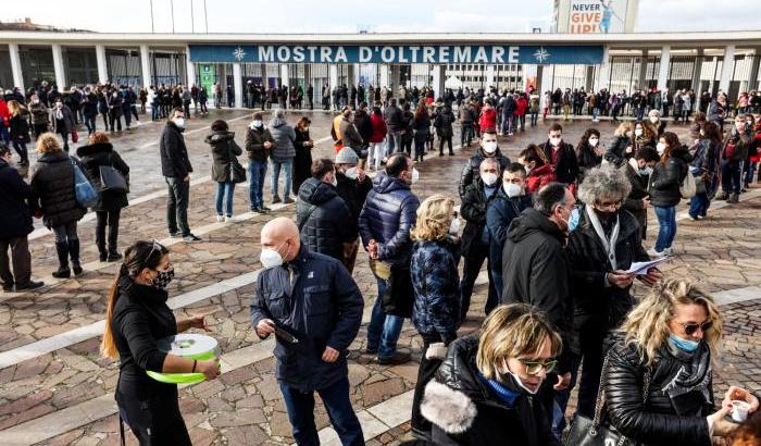 La coda per i vaccini a Napoli