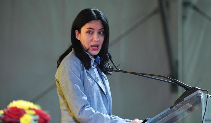 Azzolina: "La scuola è l'unica cosa che non riapre, ma è un diritto costituzionale"