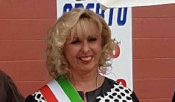 Ai ricchi gli aiuti più consistenti, ai poveri e stranieri il 'pacco da sfigati': ai domiciliari una sindaca leghista