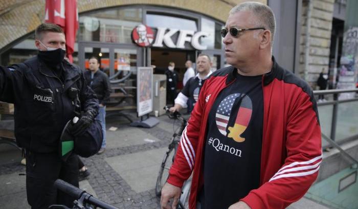 Cospirazionisti, QAnon, neonazisti e fascisti: anche in Europa è allarme "nero"