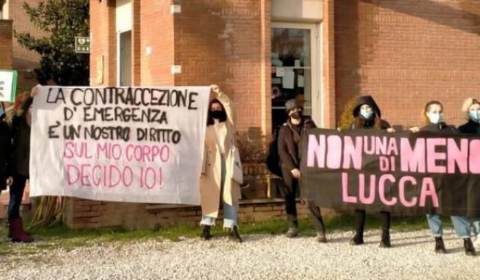 La protesta di Non Una di Meno davanti la farmacia di Lucca