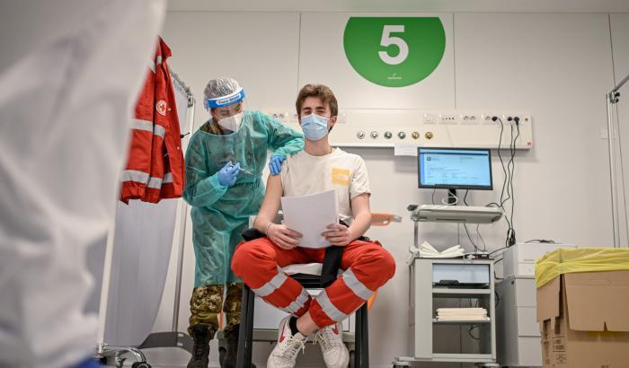 La raccomandazione di Aifa: "Ricavare il maggior numero di dosi da ogni fiala di vaccino"