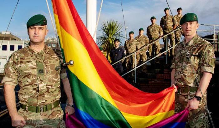 Militari britannici celebrano la legge che nel 2000 ha eliminato le discriminazioni sessuali nelle forze armate