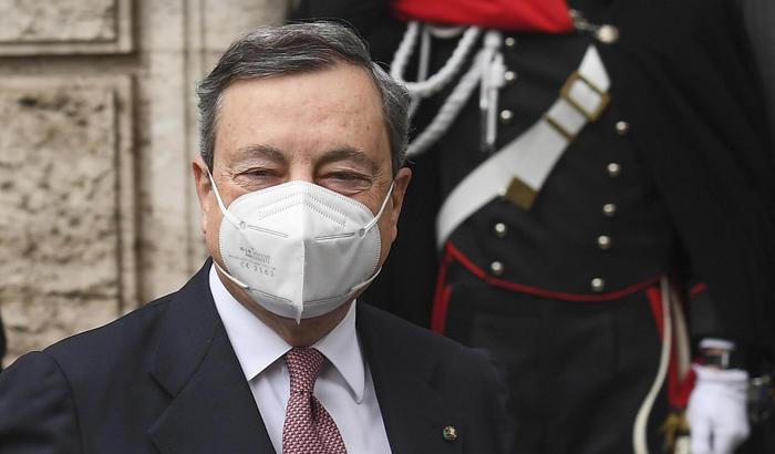 Draghi e la frecciata a Salvini: "Sostenermi significa accettare l'irreversibilità dell'euro"