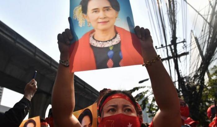 I militari in Myanmar stanno arrestando artisti che protestano contro il colpo di stato