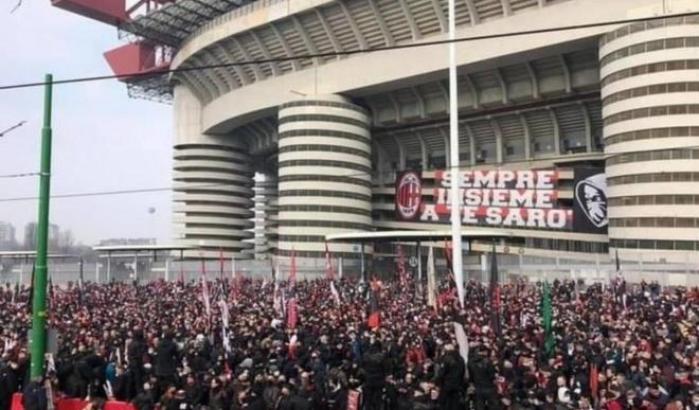 Assembramenti tra tifosi fuori San Siro prima del derby