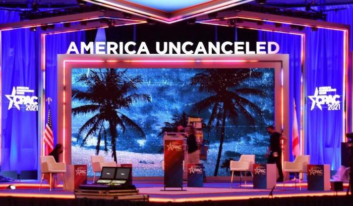 Conferenza dei fans di Trump: fischi alla richiesta di indossare le mascherine