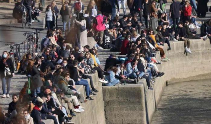 Assembramenti sulla Senna a Parigi