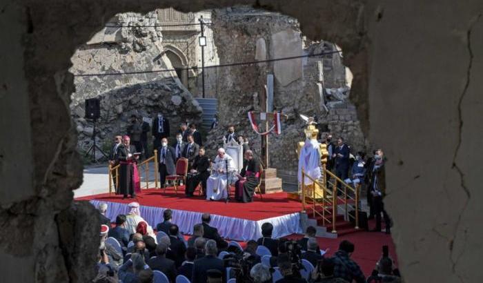 Il Papa a Mosul prega per le vittime: preghiera nel centro storico dopo le violenze dell'Isis