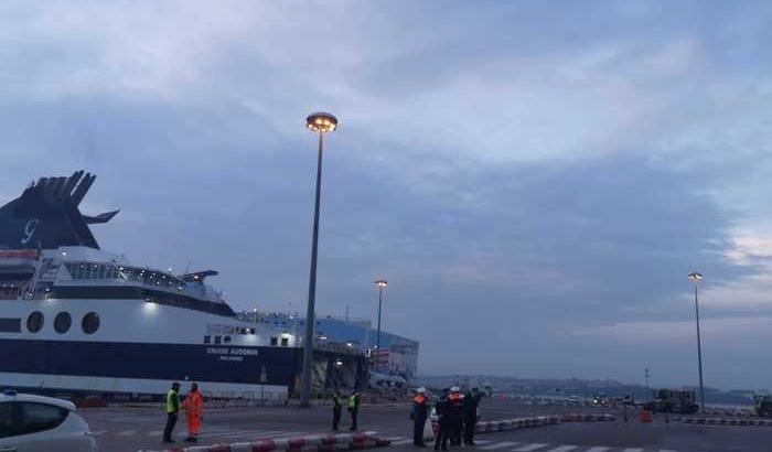 La Sardegna è ancora zona bianca e si blinda (e fa bene), primi test agli arrivi al porto di Olbia
