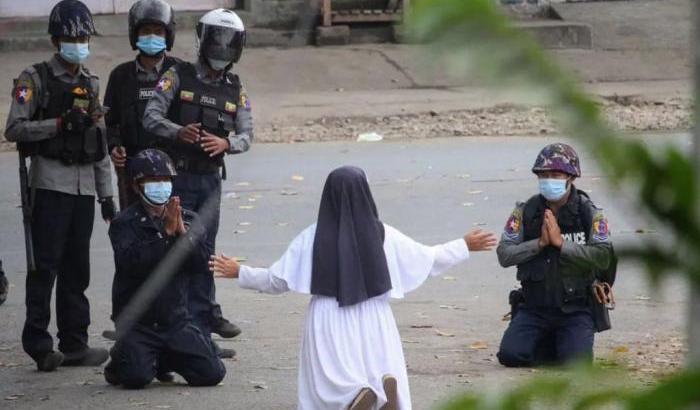 Una suora cattolica scesa in strada in Myanmar