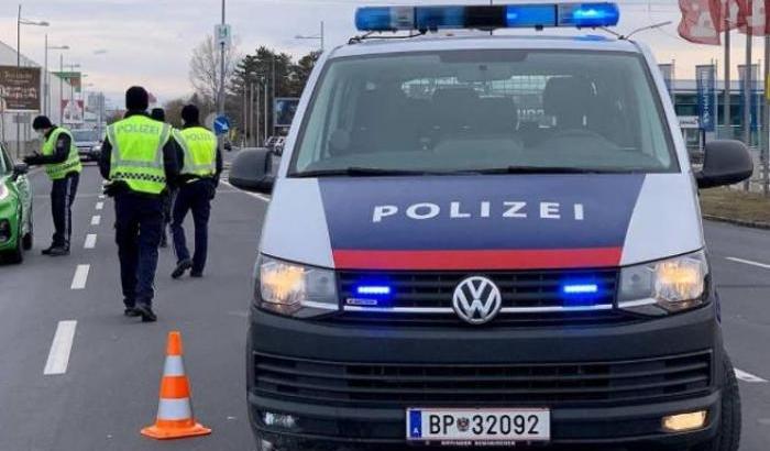 Polizia blocca il paese austriaco Wiener Neustadt per troppi contagi Covid
