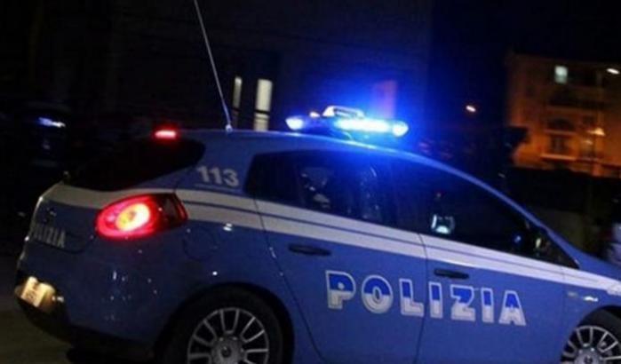 Linciato dalla folla e gettato in un cassonetto a Scampia perché ritenuto pedofilo: salvato dalla polizia
